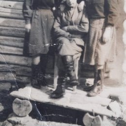 Фотография "Старое Ермаково,медпункт1954г.Магдан Аглиулин-хирург,слева Валя Ступальская,справа медсестра Назарова Мария."