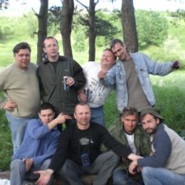 Фотография "С друзьями на пикнике. Орехово, лето 2007. Я внизу, второй слева."