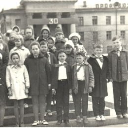Фотография "1974 год. Симферополь. Приём в пионеры. Я во втором ряду вторая слева."