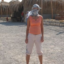 Фотография "Это тоже в пустыни. Не пугайтесь, это я. Египет. Октябрь 2007 г."