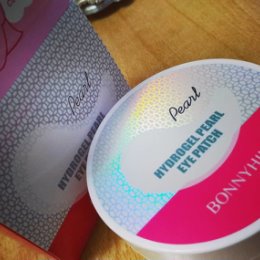 Фотография "#В наличии 🌸BonnyHill Hydrogel Pearl Eye Patch — гидрогелевые увлажняющие патчи для кожи вокруг глаз с экстрактом жемчуга.
Предназначены для укрепления кожи вокруг глаз, обеспечивают антивозрастное действие, подтягивают и разглаживают, увлажняют и осветляют кожу.
💦Экстракт черного жемчуга способствует восстановлению жизненно важных функций кожи, ускоряет обновление клеток, благодаря чему кожа омолаживается, кроме того, оказывает антиоксидантное действие, обеспечивает естественную защиту кожи от УФ-излучения.
💦Также конхиолин содержит в своём составе 2% перламутра – естественного увлажняющего фактора.
💦Аденозин в составе патчей увеличивает производство коллагена и эластина в коже.
💦Гидролизованный коллаген увлажняет, придает эластичность и упругость.
.
Способ применения: нанести патчи на очищенную кожу области глаз, плотно прижав.
Через 20-30 минут патчи снять, а остатки эссенции распределить по коже.
Кол-во: 60 штук (на 30 применений).
После вскрытия баночки, срок хранения патчей 6 месяцев.
.
Цена: 745 ₽"