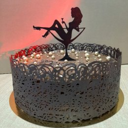 Фотография "Вот такой красивый торт сделала мне подруга на день рождения!Он очень большой,вес 2700.И безумно вкусный!Ням нямка!Так что празднуем по второму кругу!🤩🤩🤩🥳🥳🥳🤗🤗🤗💃💃💃"