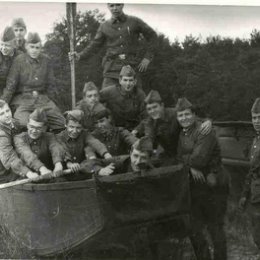 Фотография "Военные сборы, 07.1987, 1 взвод. Слева направо 
(сверху вниз): В.Скворцов, М.Белявский, Д.Стадник, А.Иванов, Д.Петренко, И.Мазаев, В.Ноздрин, А.Постригань, В.Козлов, С.Носов, Е.Зеличенко, А.Царюк, А.Лавров, С.Шрейбер и я."