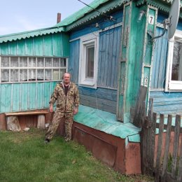 Фотография "Вот моя деревня, вот мой дом родной и стою я молча под родным окном. Тихо на деревне, не слышно ребятню не мычат коровы пасяся на лугу, на лавочках старушек больше не видать от тоски такой вот в пору убежать."