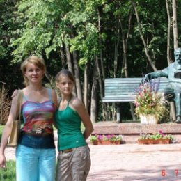 Фотография "Моя жена Оля и дочка Вика, усадьба Чайковского, июль 2007 г."