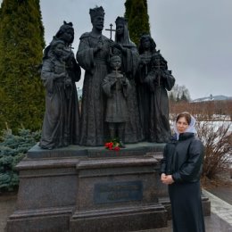 Фотография "Памятник семье царя-страстотерпца Николая II, на Соборной площади Свято-Троицкого Серафимо-Дивеевского монастыря."