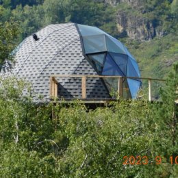 Фотография "Геодезический купол можно сооружать с минимальным вредом для окружения. Все элементы можно пешком доставлять в недоступные для транспорта места, а сборку осуществлять вручную без специальных механизмов  и т.п.. Фундамент на винтовых сваях только точечно повреждает естественный покров. Сложно представить более экологичные сооружения для комфортного проживания."