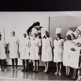 Фотография "А ВОТ И МЫ  !
Комсомольская  Ц Р Б~ 1980 г. 
Конкурс  на  лучшую  медсестру "