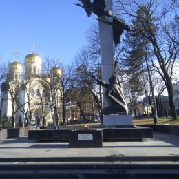 Фотография "Памятник Погибшим воинам и жителям Кисловодска в года ВОВ.И журавли печально пролетая,уж не жалеют больше ни о чем"