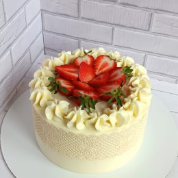 Фотография "Торт🍰 Молочная девочка с кремом чиз и клубничным конфи🍓🍓🍓"