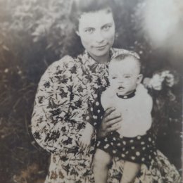 Фотография "Мама с  моей сестрой. 1949 год. 
А сегодня маме исполнилось бы  97 лет... "