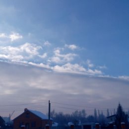 Фотография "19- го января над Харьковом необычное явление- с утра все небо было затянуто,затем небо  стало освобождаться от туч, но очень необычным образом- как будто над нами  открывается крышка, линия между  ясным небом и облачностью была очень четкая, и выглсолнце"