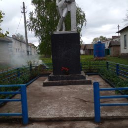 Фотография "Памятник В.И. Ленину, сегодня возложили цветы."