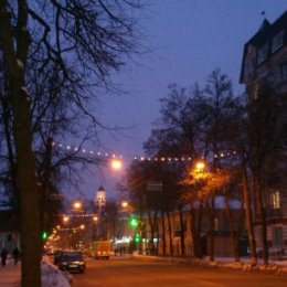 Фотография "Праздничные огоньки зажглись на ул.Петропавловской, г.Сумы. Видна подсвеченная башенка Университета :-)"