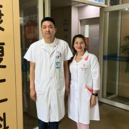 Фотография "С заведующим реацентра 
больницы "Нункэн" доктором Ван Цинсо "