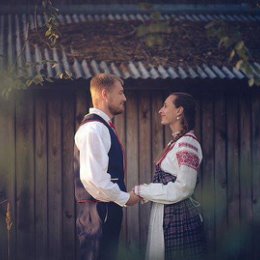 Фотография "Биатлонистка Дуборезова справила свадьбу с финном в белорусском национальным стиле 
Белоруска рассказала, что берегла национальный костюм специально для этого случая."