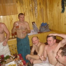 Фотография "Корпоративная вечеринка. Охрана "ЩИТ" гуляет в бане перед Новым годом, декабрь 2004 года. Я сижу в центре."