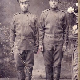 Фотография "мой прадед (слева) перед отправкой на фронт..1914 год....вятская губерния"