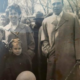Фотография "1 мая 1967 г. Мама , папа и я . "