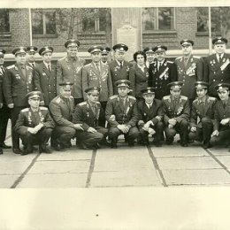 Фотография "Первый ряд, второй справа: капитан Воронин Юрий Георгиевич, командир нашей роты, замечательный был человек."