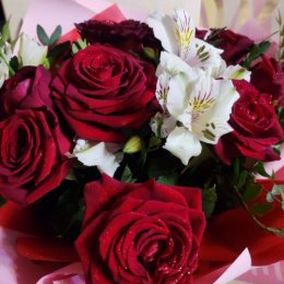 Фотография "
У меня лучший муж на свете😍. Спасибо за такие красивые цветы🥰.
И пусть цветы в вазе живут недолго, зато в памяти женщины они оставляют след навсегда😉."