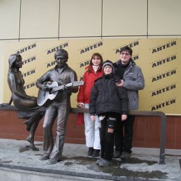 Фотография "Ира (моя половина), Саша (сын) и я у памятника Высоцкому в Екатеринбурге"