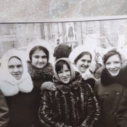 Фотография "На фото Люда Рыжкова, Нина Ковалева, Галя Шалуева, Таня Медведева и я. 7 ноября 1972 года - мы на демонстрации. Сегодня день рождения Нины Ковалевой- с Юбилеем тебя, подруга!"