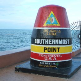 Фотография "Key West это самая южная точка США, нулевая миля Overseas Highway. Здесь даже установлен специальный красно-черно-желтый буй, на котором написано: "Самая южная точка континентальной части США. 90 миль до Кубы"."