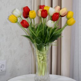 Фотография "Невероятно реалистичная композиция с латексными тюльпанами в имитации воды-отличное решение для украшения Вашего дома и офиса.  В наличии"