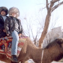 Фотография "мдя... 
снято в 2007 году в Хиве, на фото верблюд, на верблюде я и наш проводник по бескрайней пустыне ;)"