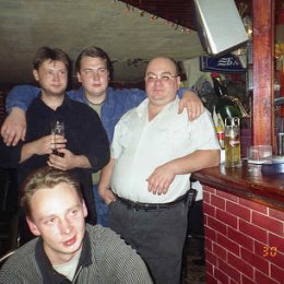 Фотография "ну я самый большой
слева направо Сеня Димка внизу Морозов(30 лет типа дата днюха)"