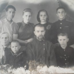 Фотография "Мои бабушка, дедушка, мои тети: Елизавета Петровна и Клавдия Петровна. Мой дядя Леонид Петрович, брат Александр."