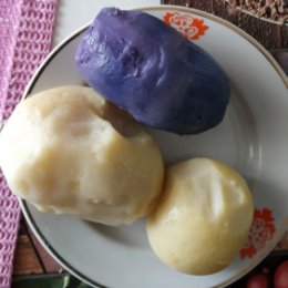 Фотография "Сварила картошку в мундире, думала Чугунка( мякоть белая), оказалось - фиолетовая...."