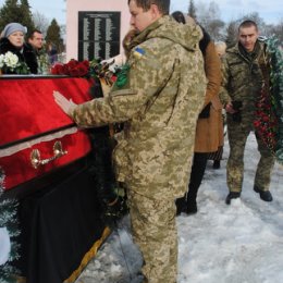 Фотография "Хоронить боевого друга не просто..."