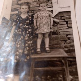 Фотография "Это  я ,мне 4 годика.Я и   моя родненькая  тетя Таня /Чугуева-Мацкевич/,которую я досмотрела и похоронила  в 2020 году.Она меня в детстве няньчила, а я ее в зрелые годы."