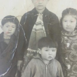 Фотография "Мы из детства( Оспанова Роза, Раушан, Багытчан,, справа Туебаева Балдырган)"