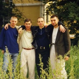 Фотография "рядом с училищем 1 сентябя 90-Е, я в белом. Ряха, Тима, Василек."