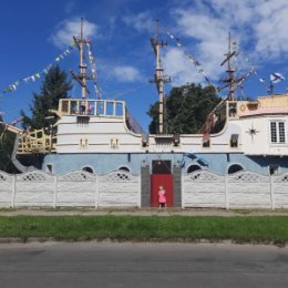 Фотография "Пинск, ул.8 марта, знаменитый дом в виде корабля, который хозяин построил своими руками, кстати, внутри тоже всё, как и полагается кораблю"