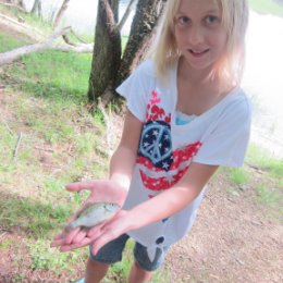 Фотография "Женька поймала 2 рыбки в горном озере"