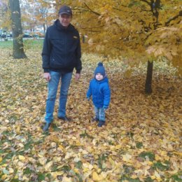 Фотография "Дедушка с внуком на осенней прогулке..."