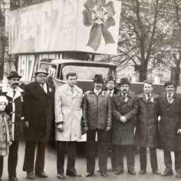 Фотография "Начальники цехов с руководством завода крупногабаритных шин, 1984 г."