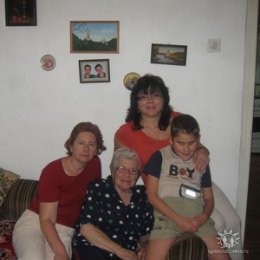 Фотография "Израиль, Мигдал-ха-Эмек. Кусочек семьи Вселюбских (слева я, моя троюродная сестра Ира Бунина, ее мама Серафима Львовна, мой сын Миша), ноябрь 2008 г."