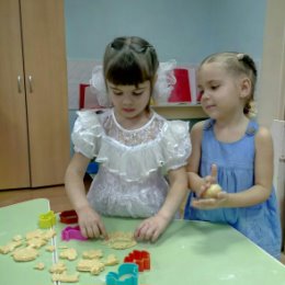Фотография "На праздник Монтессори песни печенье.две подружки Лилия и Алиса"