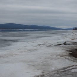 Фотография "Название Ангары произошло от бурятского корня «анга», означающего «разинутый», «раскрытый», «открытый», а также «промоина», «расселина», «ущелье». Происхождение названия Ангары связано с характером морфологии долины реки у ее истока, напоминающей расселину, ущелье, по которому Ангара вырывается из Байкала."