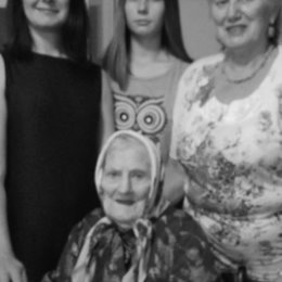 Фотография "Одна прабабушка, две бабушки, три мамы,три дочки, две внучки и одна правнучка."