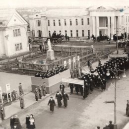 Фотография "г.  Воркута. ул  Комсомольская 1 мая 1954 г"