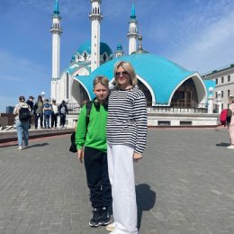 Фотография "В Казани, по приезду на турнир по хоккею, фото с мамой, на память"