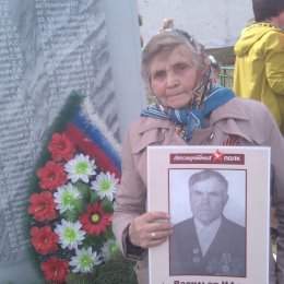 Фотография "Моя мама с фотографией моего дедушки Васильева Ифана Егоровича, участника ВОВ  Помню горжусь!!! "