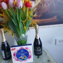 Фотография "8 Марта, цветы и брызги шампанского ! С праздником вас милые женщины, девушки, девочки! "