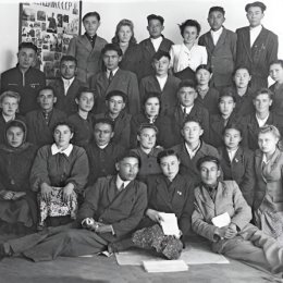 Фотография "Группа старших Пионервожатых и заведующих школьными отделениями райкомов Комсомола Гурьевской области в 1950 году"